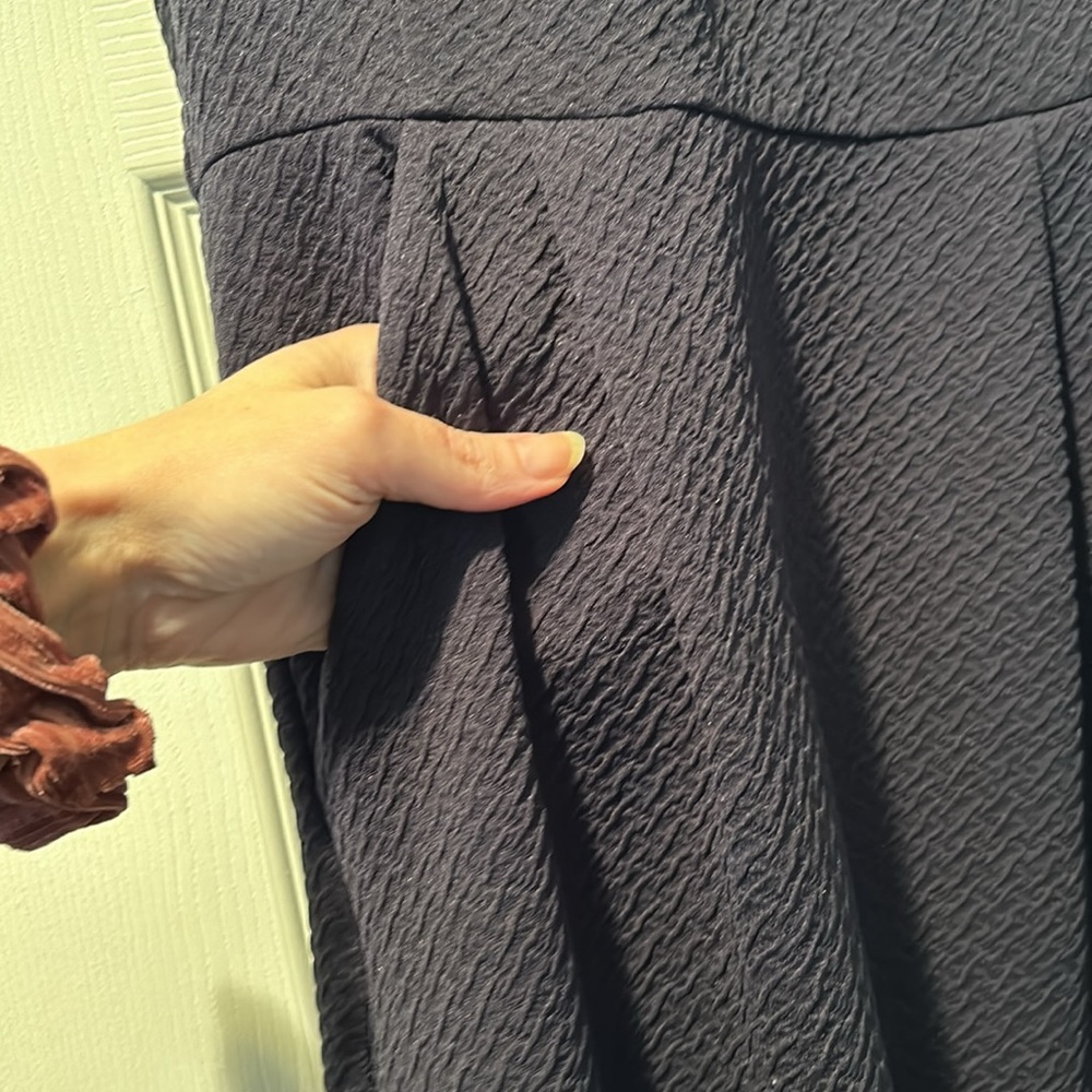 👗THML Chessie Textured Navy Sleeveless Ruffle Neck Midi Dress Stitch Fix - Picture 6 of 16